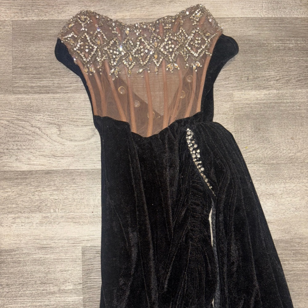 Elegant Black Velvet Prom Dress with Beaded Bodice